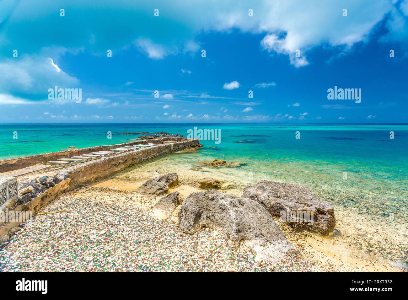 Glass Beach, sede di grandi quantità di vetro marino, da relitti e bottiglie gettate in mare dal Royal Navy Dockyard Foto Stock