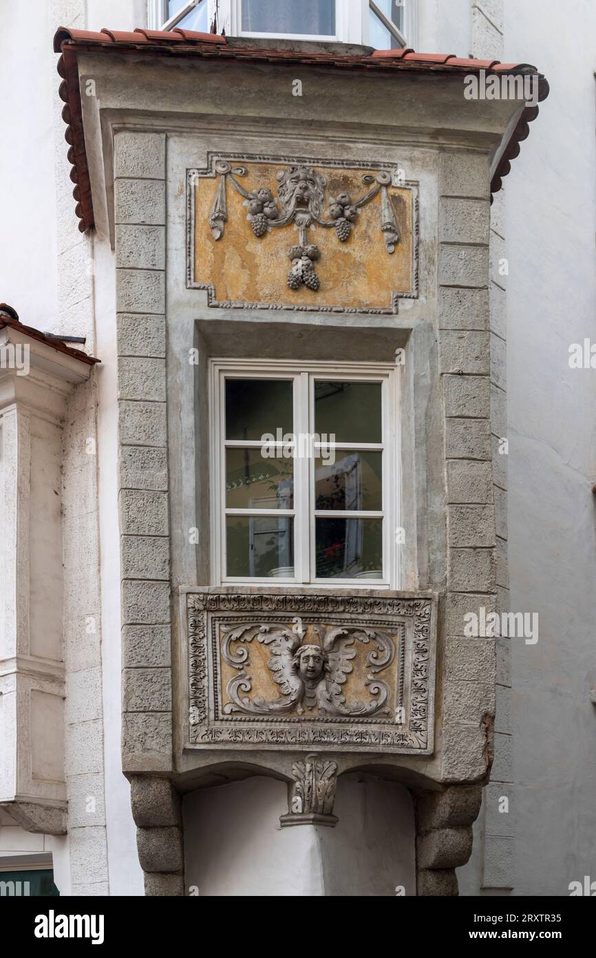 Facciata di un'antica casa nel centro storico di chiusa, alto Adige, Bolzano, Italia, Europa Foto Stock