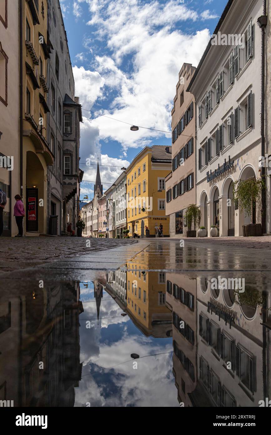 Via centrale, dopo la pioggia nel centro storico, Brunico, alto Adige (Provincia di Bolzano), Italia, Europa Foto Stock