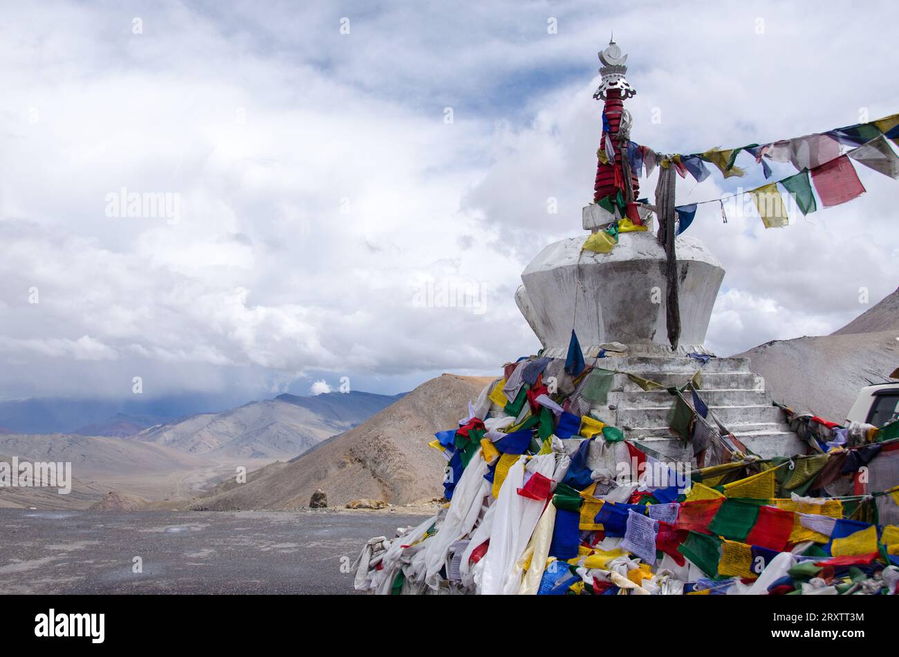 Santuario buddista nelle montagne dell'Himalaya Foto Stock