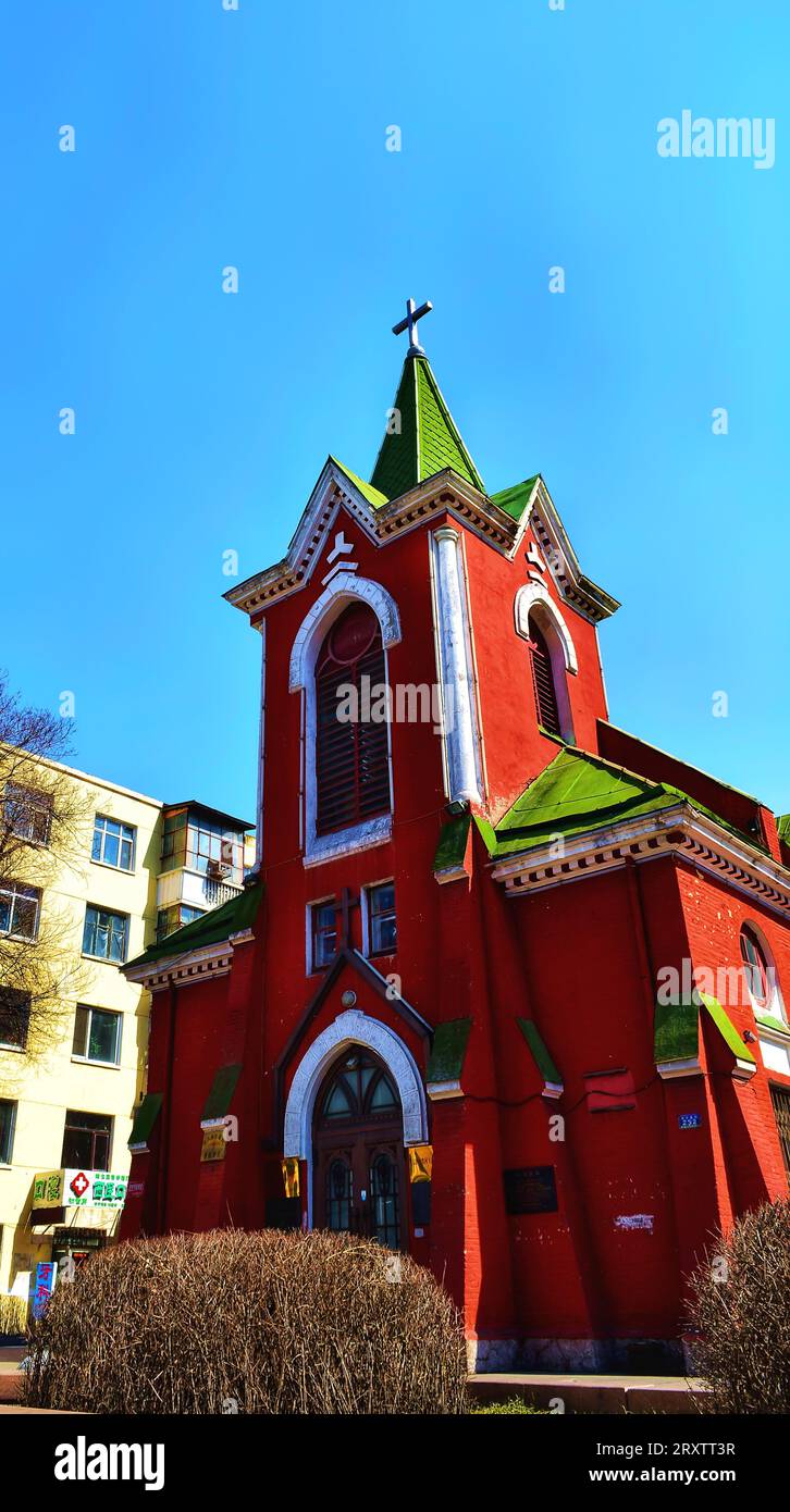 Scopri la vibrante bellezza di piccoli castelli e chiese tradizionali, ciascuno decorato con colori unici, nel cuore della Cina Foto Stock