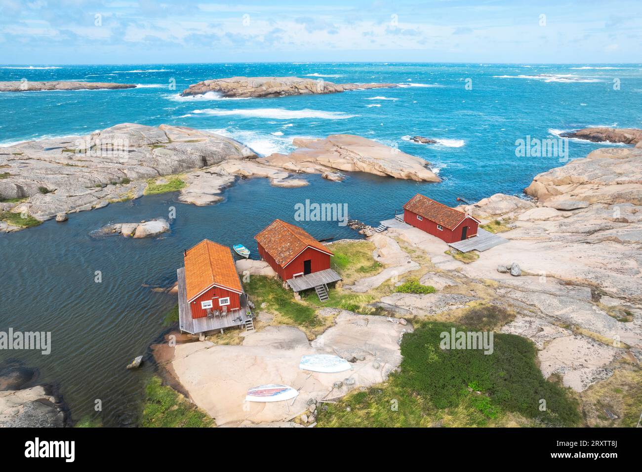 Cottage rossi solitari in legno su una costa rocciosa, Bohuslan, Vastra Gotaland, Svezia occidentale, Scandinavia, Europa Foto Stock