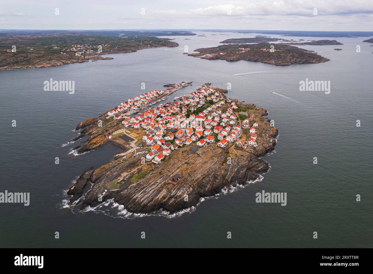 Vista aerea dell'isola e del villaggio di pescatori di Astol, del comune di Tjorn, di Vastra Gotaland, di Gotaland, di Svezia, Scandinavia, Europa Foto Stock