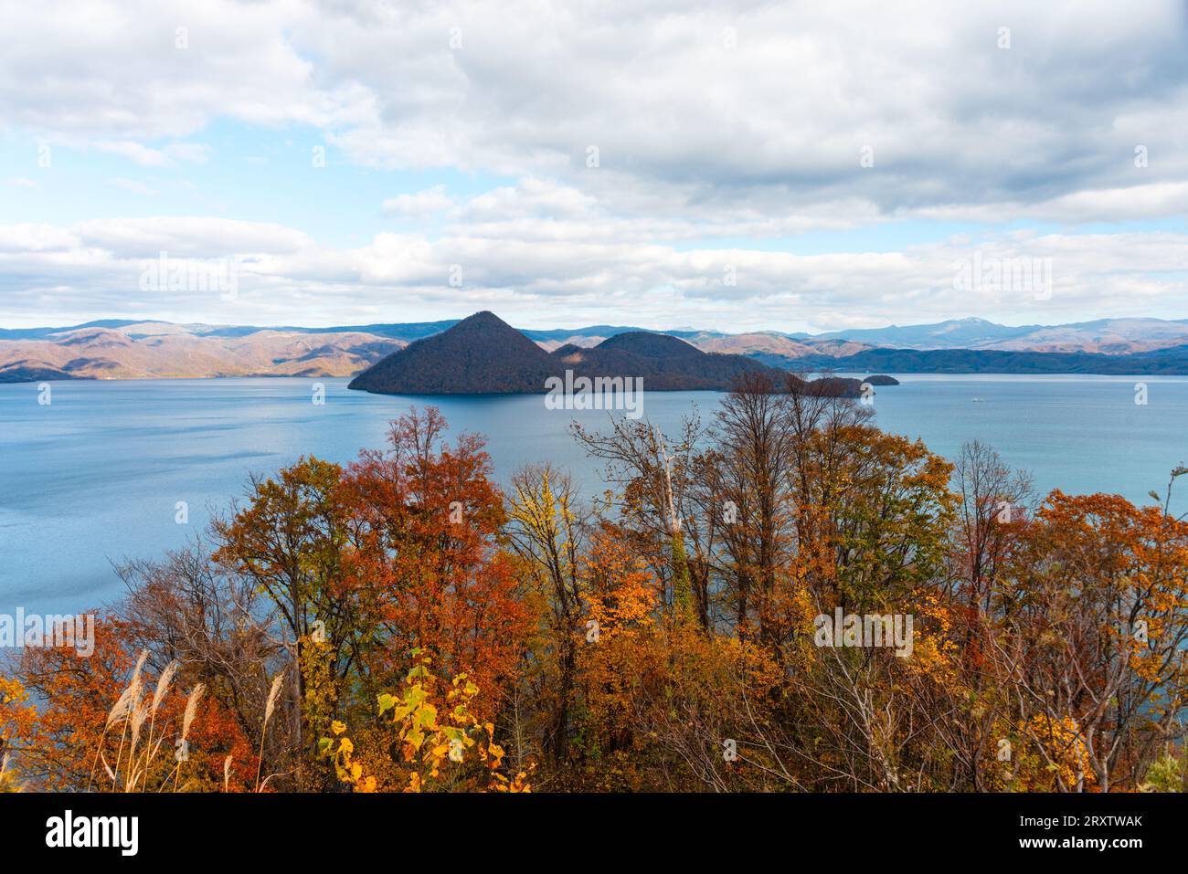 Vista dall'alto sul lago Toya e sull'isola all'interno del cratere, in autunno, Abuta, Hokkaido, Giappone, Asia Foto Stock