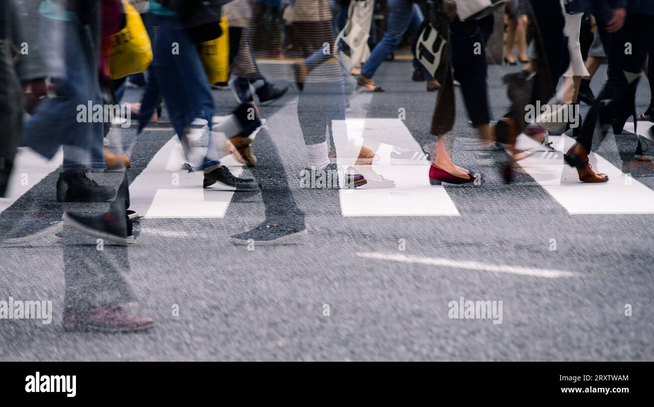 Vista ravvicinata di Shibuya Crossing con persone che attraversano la strada in una multi esposizione, Tokyo, Honshu, Giappone, Asia Foto Stock