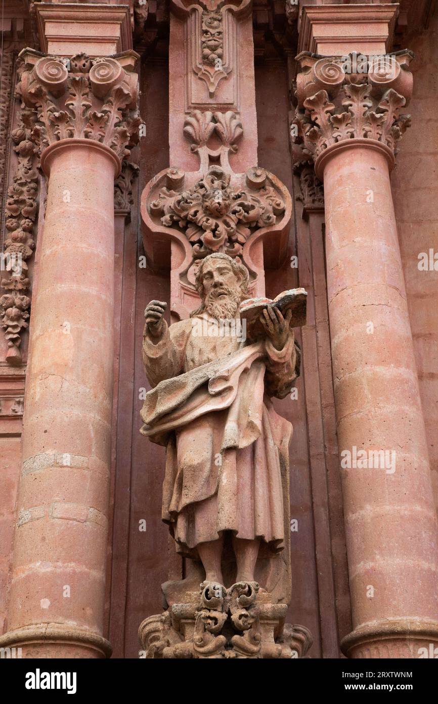 Scultura di San Paolo, facciata, Chiesa di Santa Prisca de Taxco, fondata nel 1751, sito patrimonio dell'umanità dell'UNESCO, Taxco, Guerrero, Messico, Nord America Foto Stock