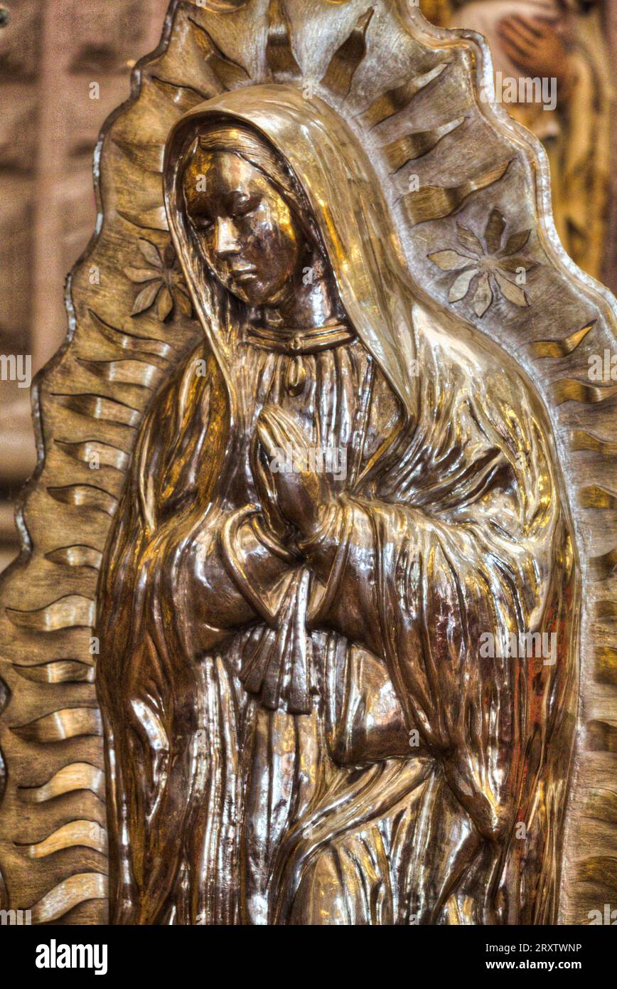 Statua della Vergine di Guadalupe, la più grande del mondo, alta circa 2 metri, argento massiccio, 380 kg, Chiesa di Santa Prisca de Taxco, fondata nel 1751 Foto Stock