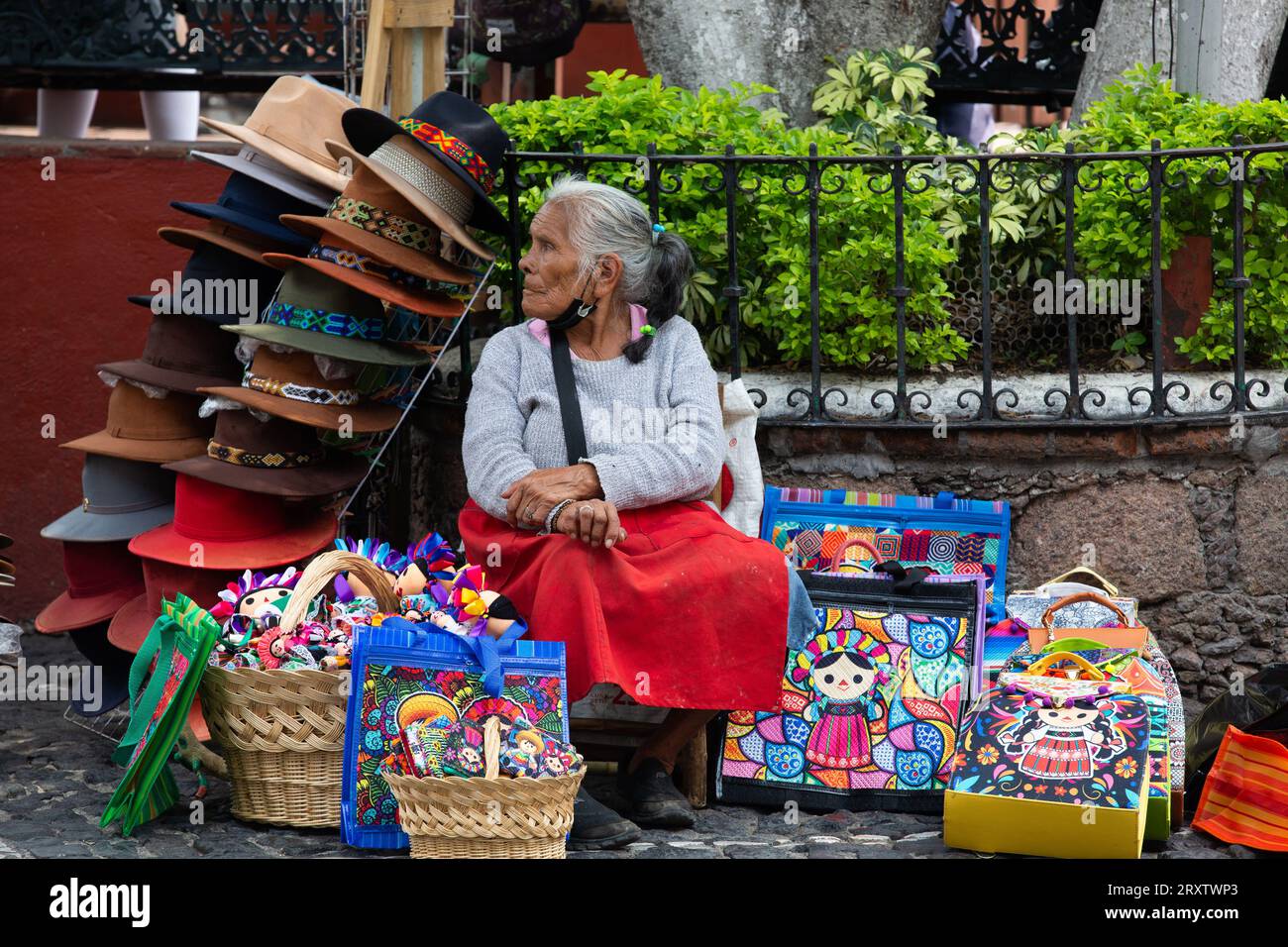 Donna venditrice di prodotti artigianali e cappelli, Taxco, Guerrero, Messico, Nord America Foto Stock