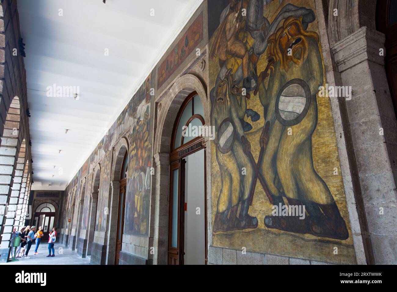 Gruppo di turisti con guida, porte di uffici con murales di Diego Rivera, Secretaria de Educacion Building, città del Messico, Messico, Nord America Foto Stock