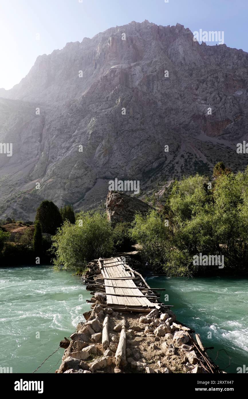 Ponte di legno su un fiume nelle remote e spettacolari montagne di Fann, parte del Pamir-Alay occidentale, Tagikistan, Asia centrale, Asia Foto Stock