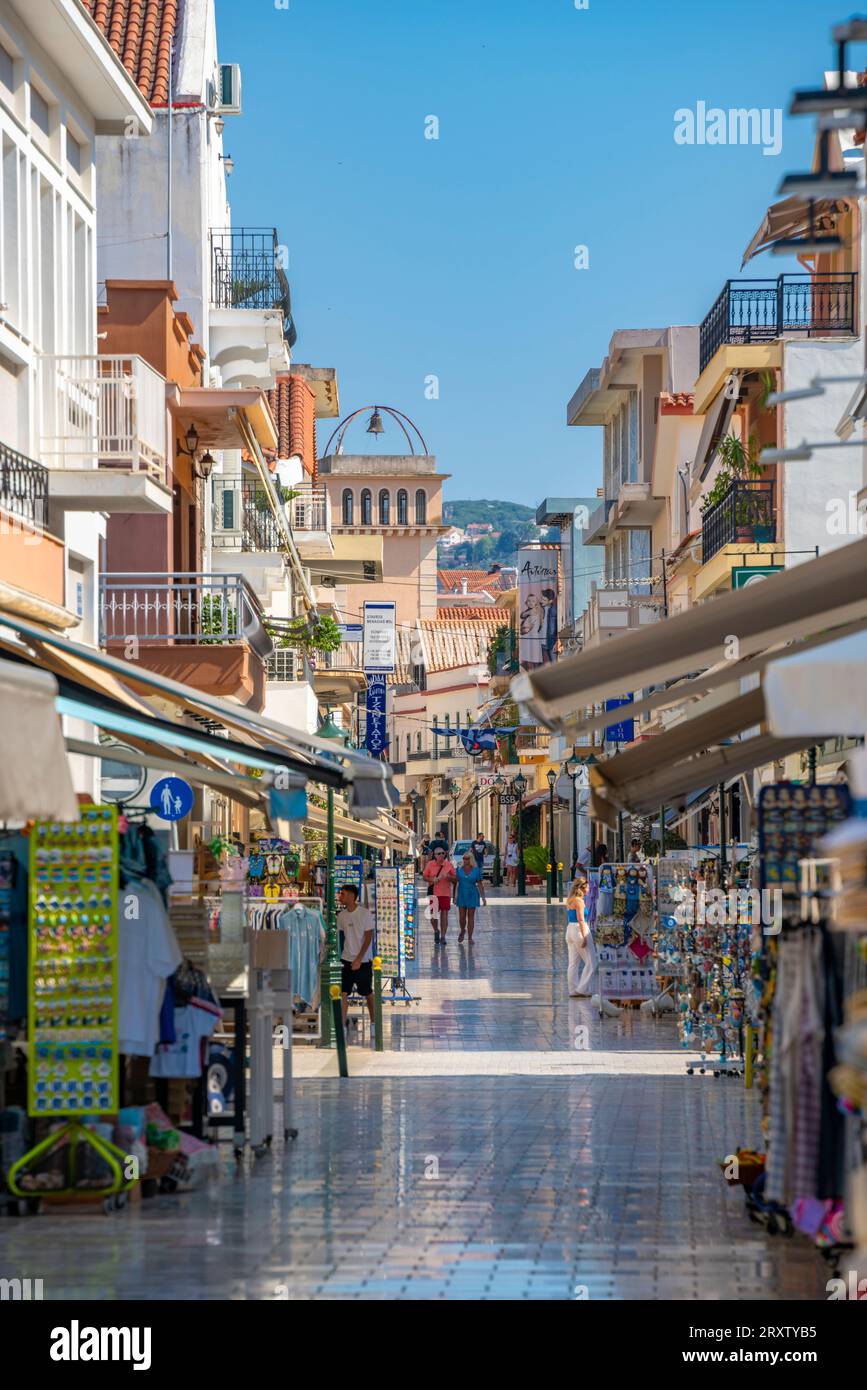 Vista della strada dello shopping di Argostoli, capitale della Cefalonia, Argostolion, Cefalonia, Isole Ionie, isole greche, Grecia, Europa Foto Stock