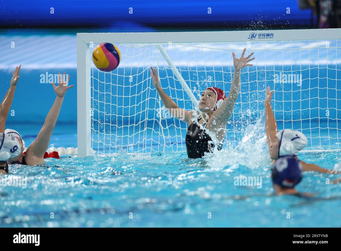 (230927) -- HANGZHOU, 27 settembre 2023 (Xinhua) -- Jang Hwanhee (posteriore) della Corea del Sud gareggia durante la partita di pallanuoto Women's Round Robin tra Corea del Sud e Singapore ai diciannovesimi Giochi asiatici di Hangzhou, nella provincia dello Zhejiang della Cina orientale, 27 settembre 2023. (Xinhua/Xue Yuge) Foto Stock (230927) -- HANGZHOU, 27 settembre 2023 (Xinhua) -- Jang Hwanhee (posteriore) della Corea del Sud gareggia durante la partita di pallanuoto Women's Round Robin tra Corea del Sud e Singapore ai diciannovesimi Giochi asiatici di Hangzhou, nella provincia dello Zhejiang della Cina orientale, 27 settembre 2023. (Xinhua/Xue Yuge) Foto Stock