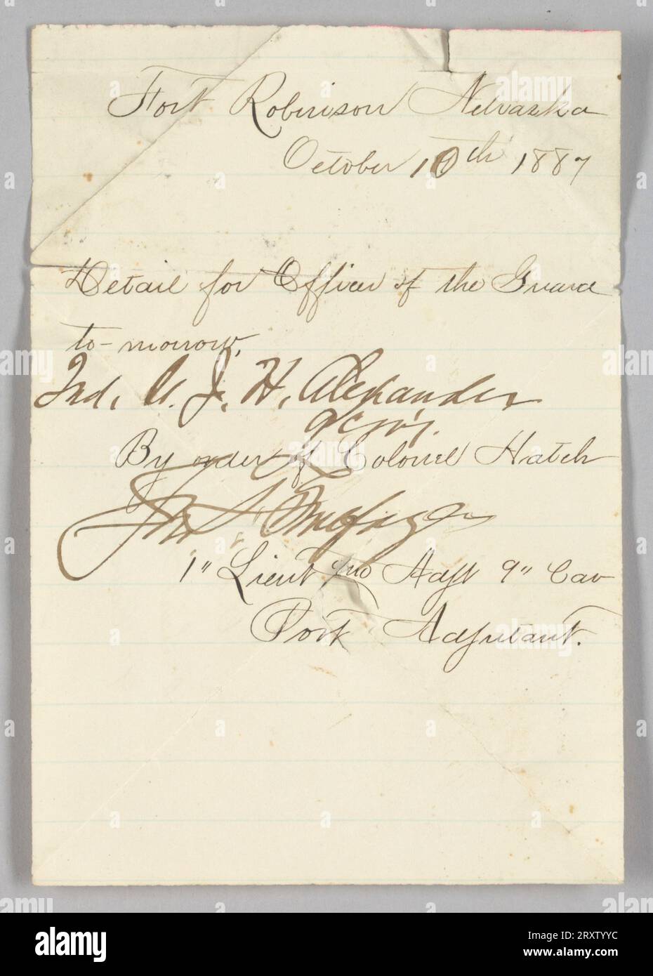 Ordine scritto a mano emesso al sottotenente John Hanks Alexander di fare rapporto per gli ufficiali della Guardia a Fort Robinson, Nebraska, il 10 ottobre 1887. Il documento è stato scritto da un primo tenente non identificato per ordine del colonnello Edward Hatch. Il documento è stato scritto con inchiostro nero su carta bianca e presenta diverse pieghe. Entrambi i lati del documento sono scritti. Foto Stock