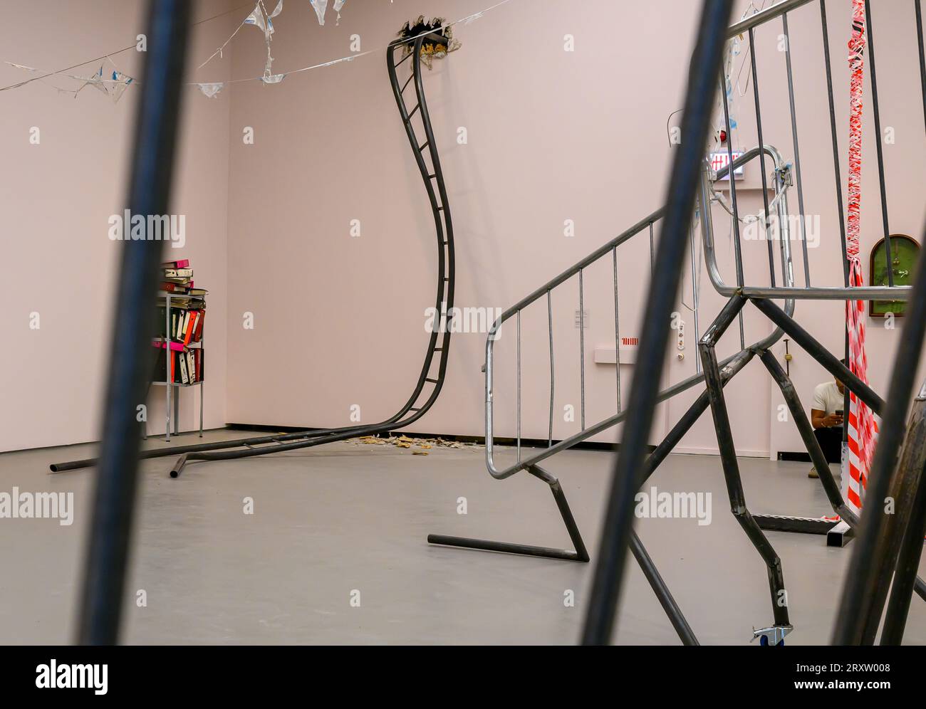 Eastbourne, Regno Unito. 27 settembre 2023. Mostra di lavoro di Jesse Darling. Nominato per le sue mostre personali No Medals, No Ribbons at Modern Art Oxford e Enclosures al Camden Art Centre. Il lavoro di Darling comprende sculture e installazioni che evocano la vulnerabilità del corpo umano e la precarietà delle strutture di potere. Uno dei quattro artisti selezionati per il TURNER Prize 2023 al Towner, Eastbourne, Regno Unito, il 27 settembre 2023. Crediti: LFP/Alamy Live News Foto Stock