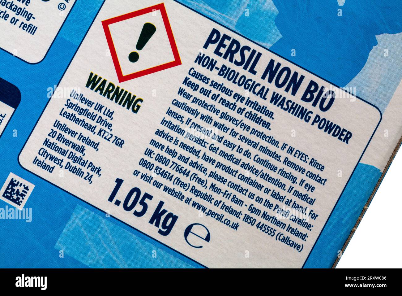 Istruzioni di avvertenza sulla scatola di Persil non Bio Gentle accanto alla polvere detergente per pelli sensibili Foto Stock