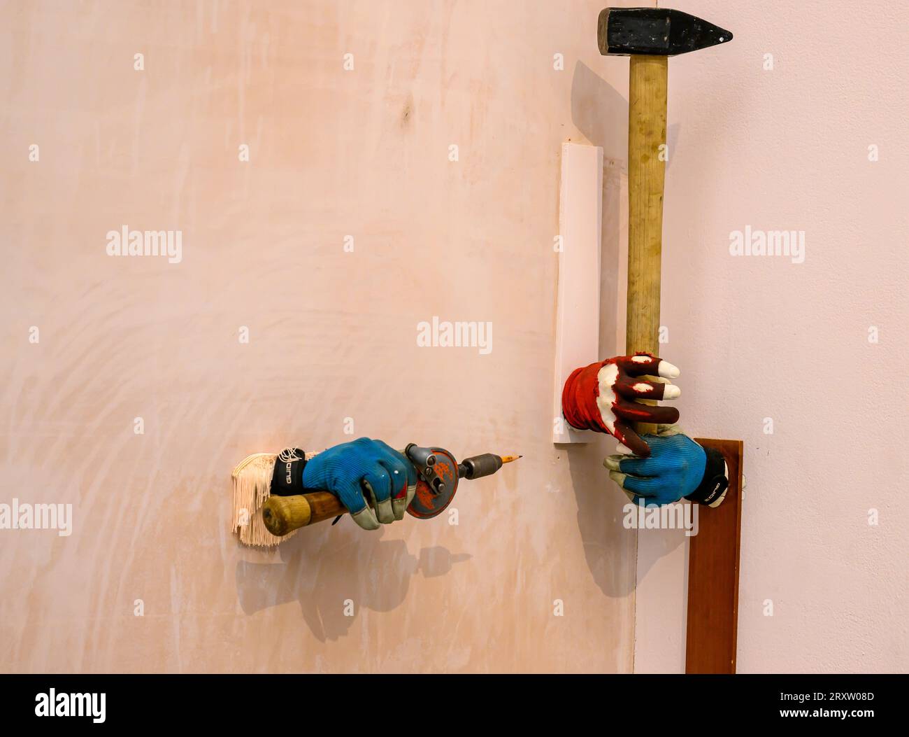 Eastbourne, Regno Unito. 27 settembre 2023. Mostra di lavoro di Jesse Darling. Nominato per le sue mostre personali No Medals, No Ribbons at Modern Art Oxford e Enclosures al Camden Art Centre. Il lavoro di Darling comprende sculture e installazioni che evocano la vulnerabilità del corpo umano e la precarietà delle strutture di potere. Uno dei quattro artisti selezionati per il TURNER Prize 2023 al Towner, Eastbourne, Regno Unito, il 27 settembre 2023. Crediti: LFP/Alamy Live News Foto Stock