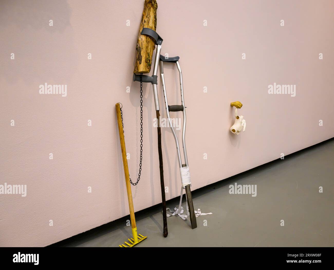 Eastbourne, Regno Unito. 27 settembre 2023. Mostra di lavoro di Jesse Darling. Nominato per le sue mostre personali No Medals, No Ribbons at Modern Art Oxford e Enclosures al Camden Art Centre. Il lavoro di Darling comprende sculture e installazioni che evocano la vulnerabilità del corpo umano e la precarietà delle strutture di potere. Uno dei quattro artisti selezionati per il TURNER Prize 2023 al Towner, Eastbourne, Regno Unito, il 27 settembre 2023. Crediti: LFP/Alamy Live News Foto Stock