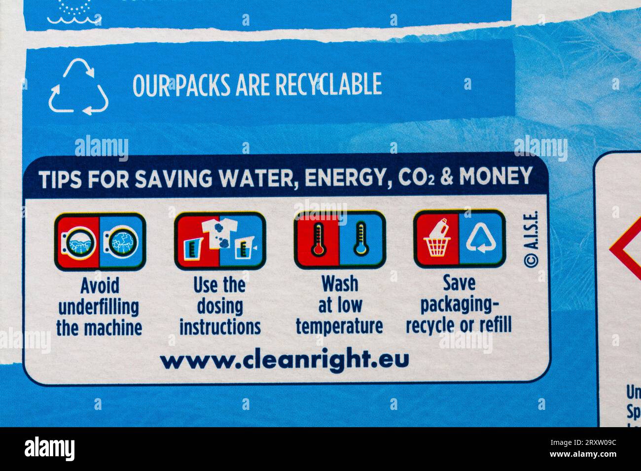 Suggerimenti per risparmiare energia idrica CO2 e denaro informazioni sulla confezione di Persil non Bio Gentle accanto alla polvere per il lavaggio della pelle sensibile Foto Stock