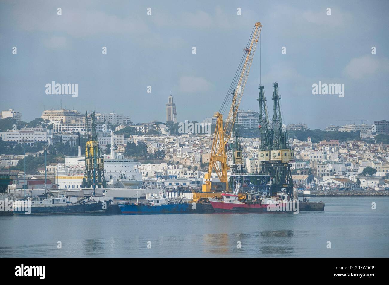 Vista panoramica dal mare del porto di Tunisi e della sua città costiera, il Marocco Foto Stock