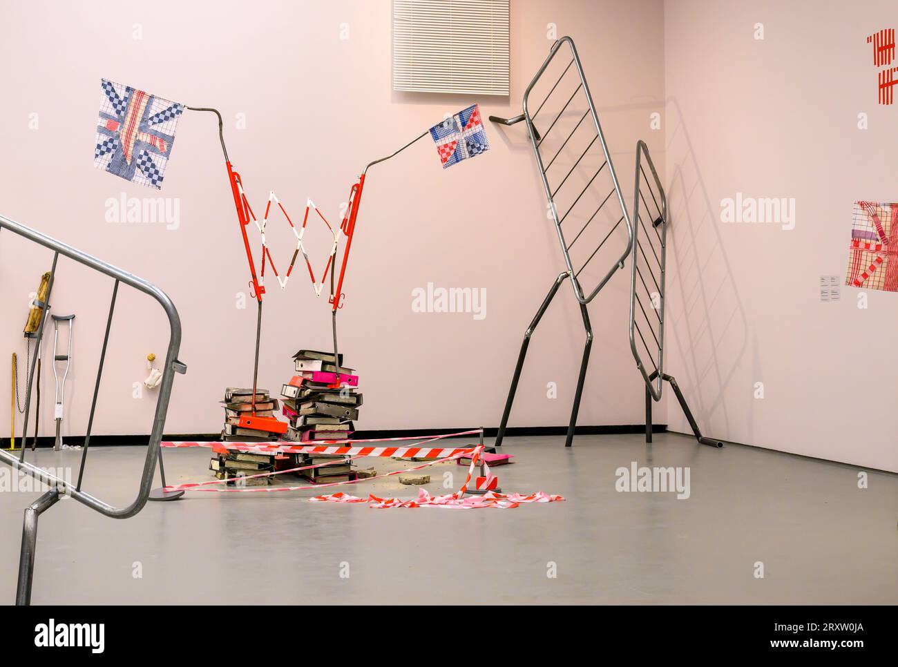 Eastbourne, Regno Unito. 27 settembre 2023. Mostra di lavoro di Jesse Darling. Nominato per le sue mostre personali No Medals, No Ribbons at Modern Art Oxford e Enclosures al Camden Art Centre. Il lavoro di Darling comprende sculture e installazioni che evocano la vulnerabilità del corpo umano e la precarietà delle strutture di potere. Uno dei quattro artisti selezionati per il TURNER Prize 2023 al Towner, Eastbourne, Regno Unito, il 27 settembre 2023. Crediti: LFP/Alamy Live News Foto Stock