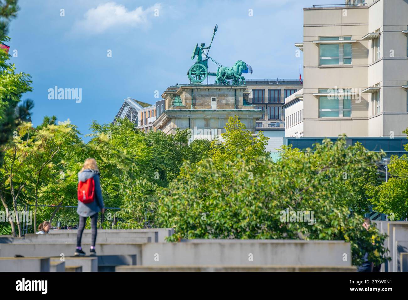 Veduta della donna che guarda la porta di Brandeburgo (Brandenburger Tor), Mitte, Berlino, Germania, Europa Foto Stock