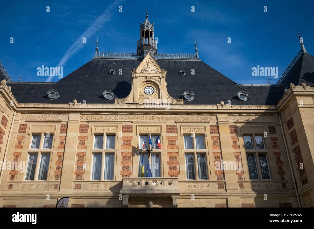 Guardando in alto davanti alla Mairie de Montrouge, o Municipio di Montrouge, a Montrouge, un sobborgo appena a sud di Parigi, in Francia. Foto Stock