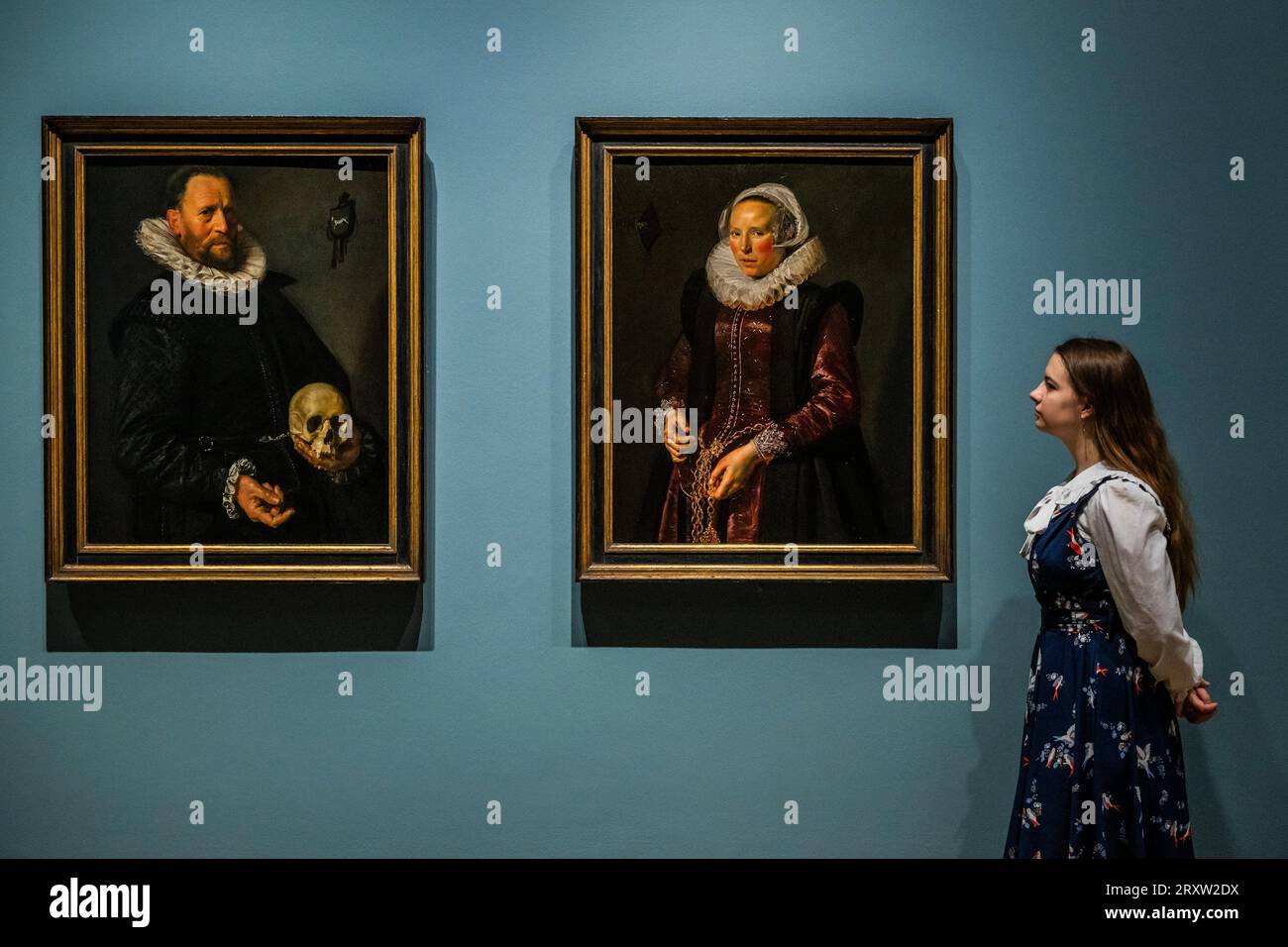 Londra, Regno Unito. 27 settembre 2023. Ritratto di un uomo che tiene un cranio e Ritratto di una donna in piedi, c1612 - Frans Hals alla National Gallery. È attivo dal 30 settembre 2023 al 21 gennaio 2024. Crediti: Guy Bell/Alamy Live News Foto Stock