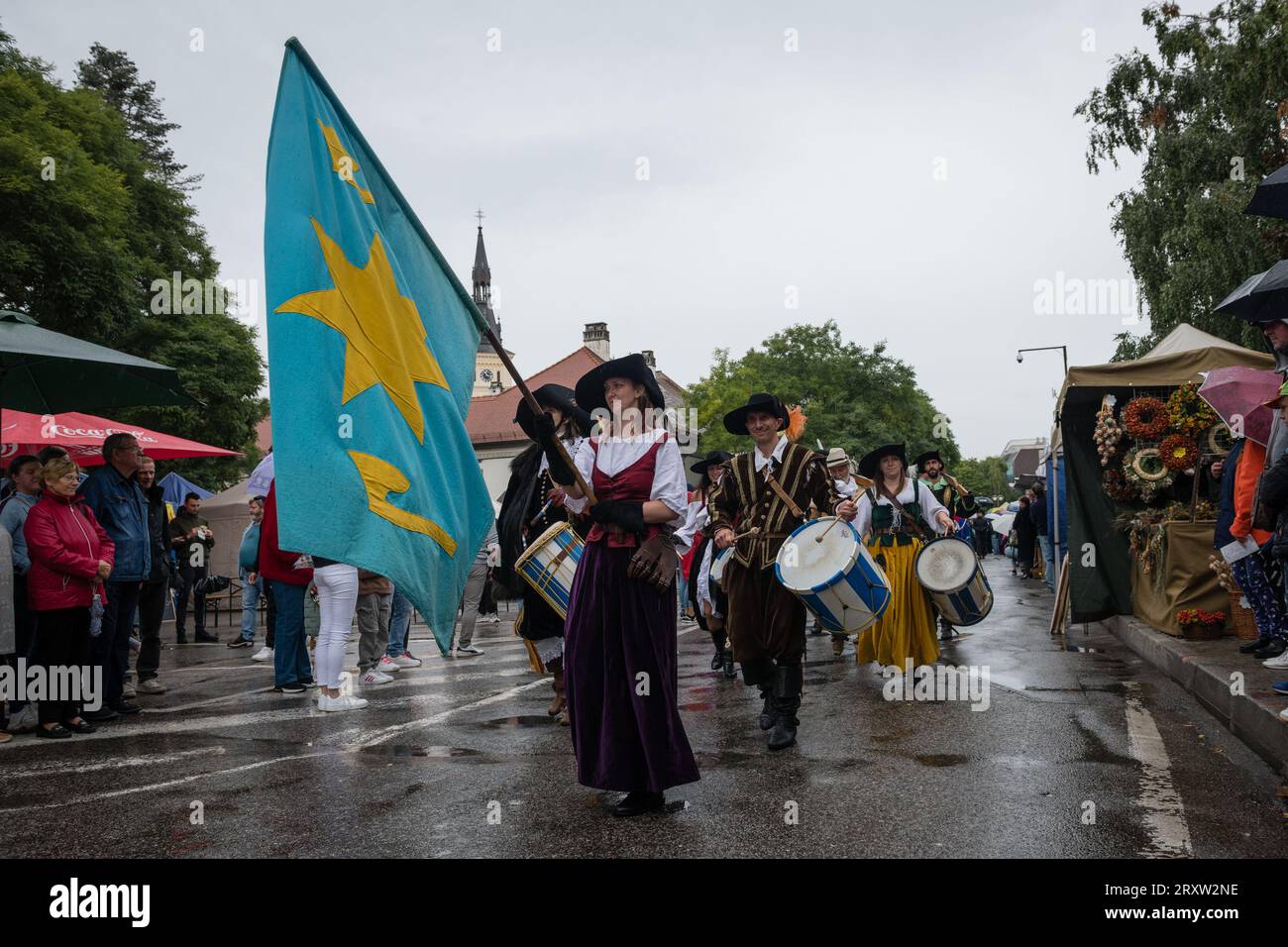 PEZINOK, SLOVACCHIA - 24 settembre 2023: Processione allegorica come parte della tradizionale festa della vendemmia di ringraziamento e sfilata in costume a Pezinok Foto Stock