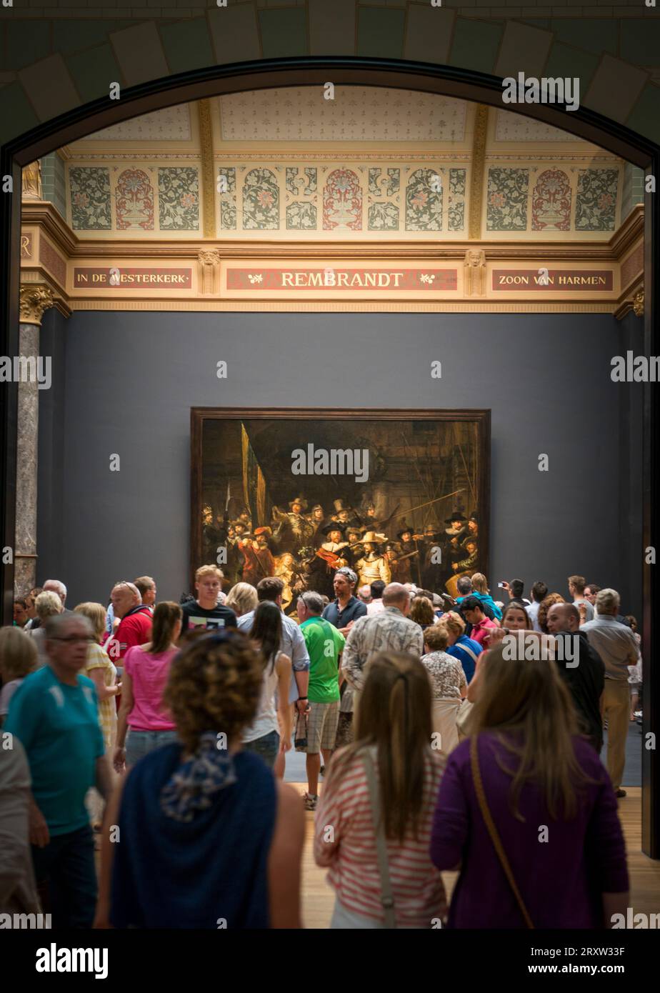 Visitatori del Rembrandt Nightwatch, interno del Rijksmuseum nel Amsterdam.Netherlands Foto Stock