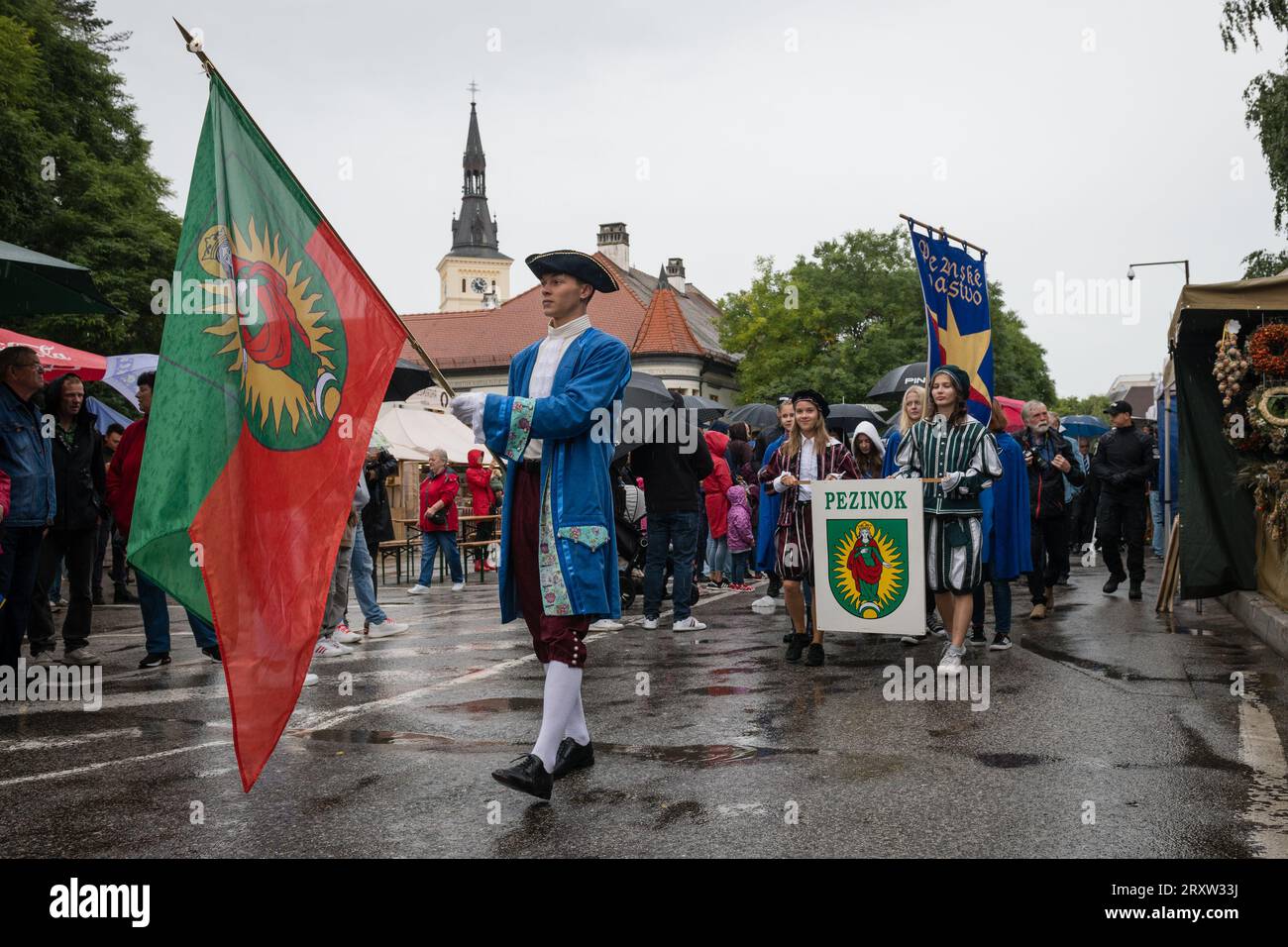 PEZINOK, SLOVACCHIA - 24 settembre 2023: Processione allegorica come parte della tradizionale festa della vendemmia di ringraziamento e sfilata in costume a Pezinok Foto Stock