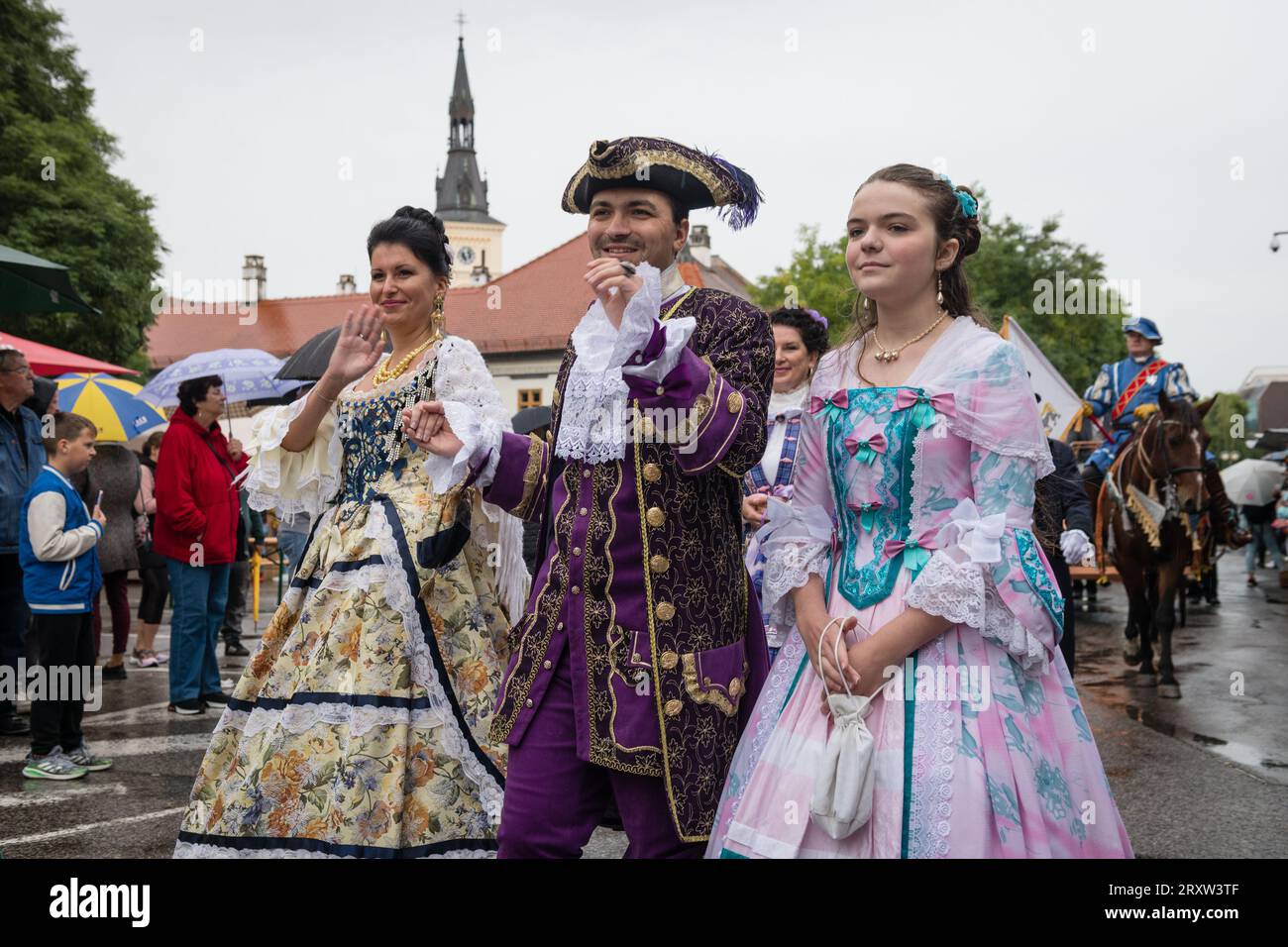 PEZINOK, SLOVACCHIA - 24 settembre 2023: Processione allegorica come parte della tradizionale festa della vendemmia di ringraziamento e sfilata in costume a Pezinok Foto Stock