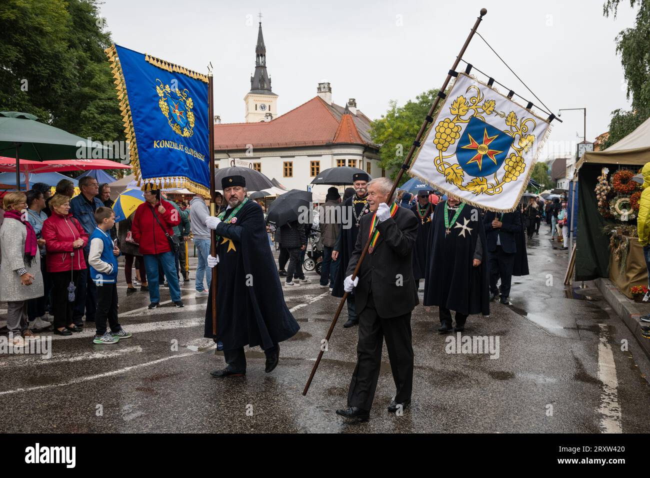 PEZINOK, SLOVACCHIA - 24 settembre 2023: Processione allegorica come parte della tradizionale festa della vendemmia di ringraziamento e sfilata in costume a Pezinok Foto Stock