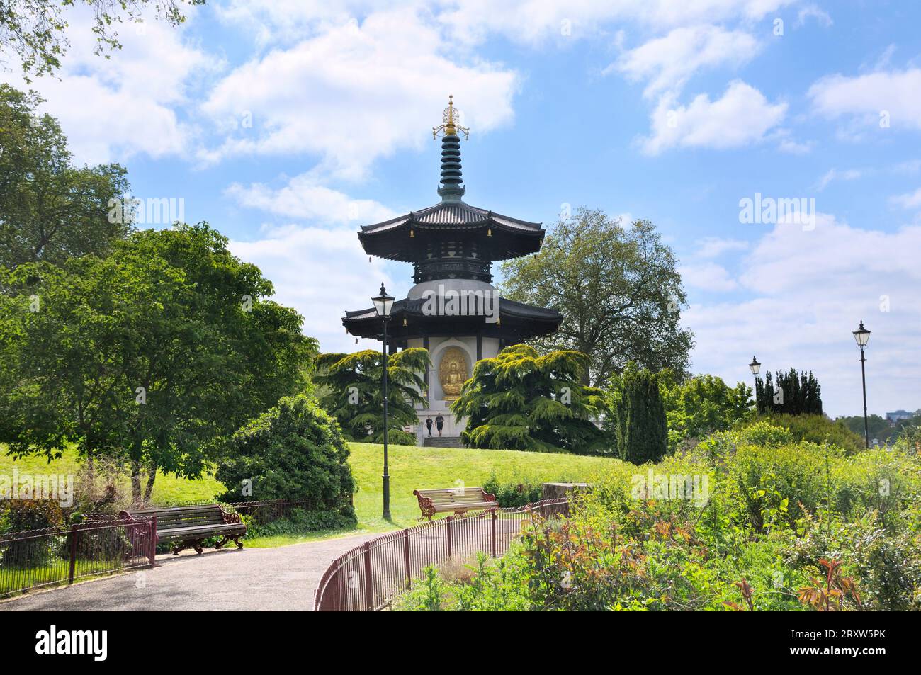 London Peace Pagoda in un soleggiato Battersea Park, London Borough of Wandsworth, Regno Unito. Tempio buddista tradizionale giapponese. edifici, architettura. Foto Stock