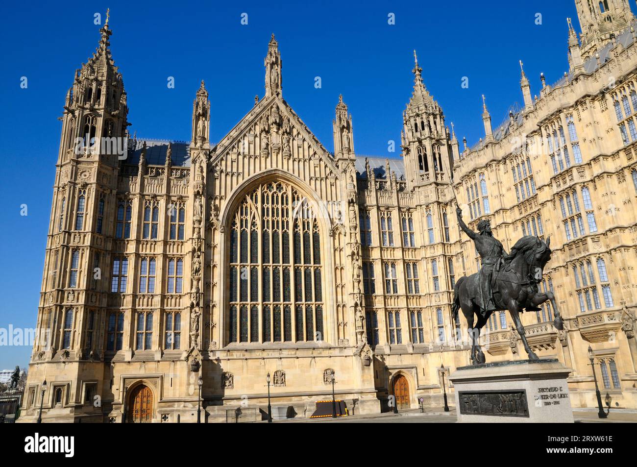 Palazzo di Westminster / le Houses of Parliament e la statua di Richard Coeur de Lion (Richard the Lionheart), Old Palace Yard, Londra, Inghilterra, Regno Unito Foto Stock