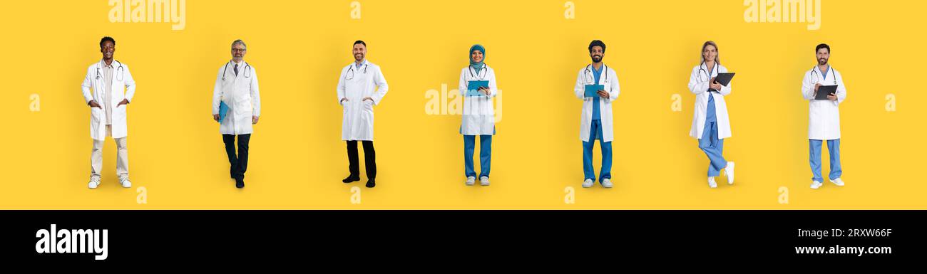 Allegri medici adulti, anziani e donne in camici bianchi con compresse Foto Stock