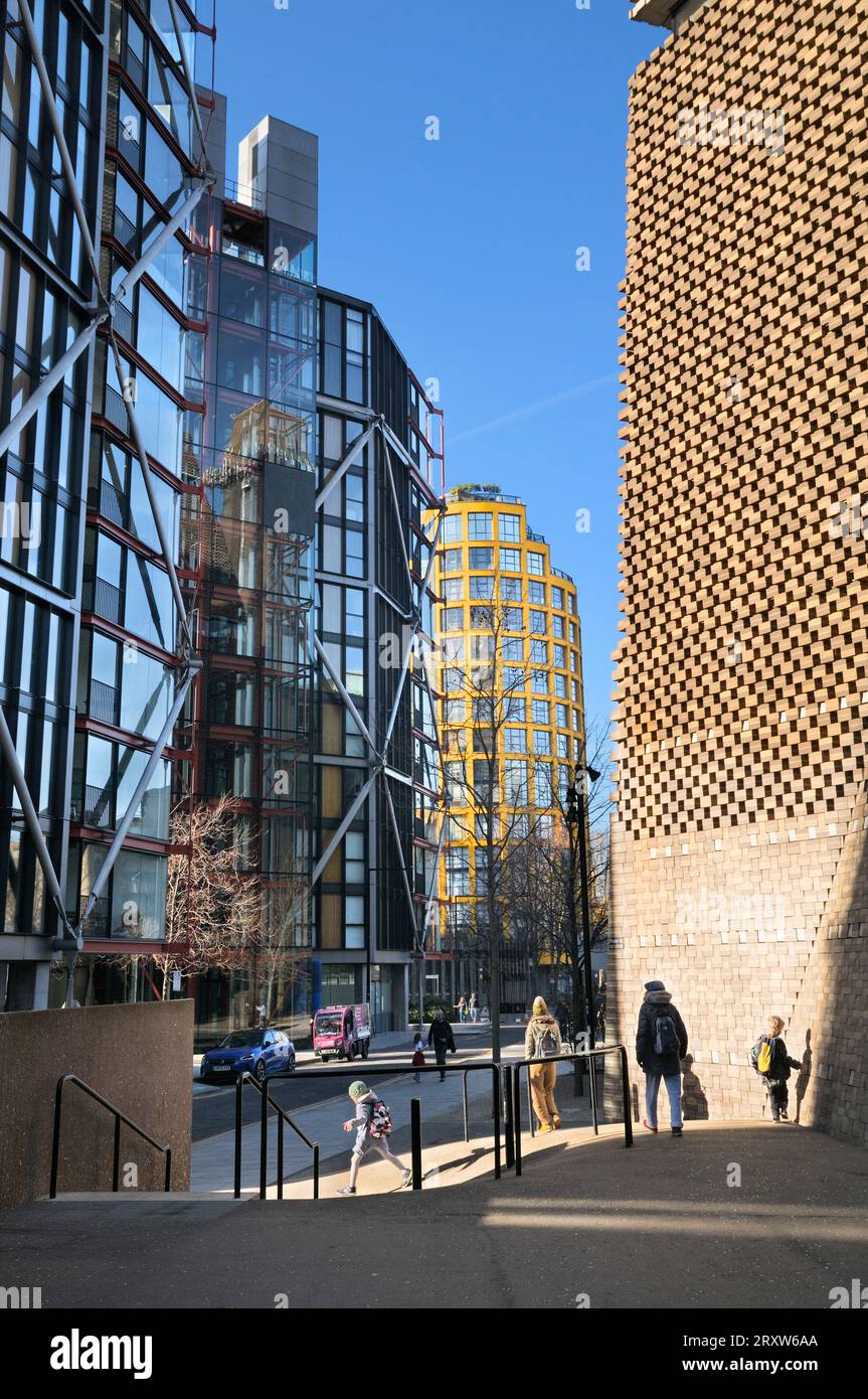 Vista del complesso residenziale Bankside Lofts da un passaggio tra gli edifici di NEO Bankside e Tate Modern Blavatnik Building, Londra, Inghilterra, Regno Unito Foto Stock
