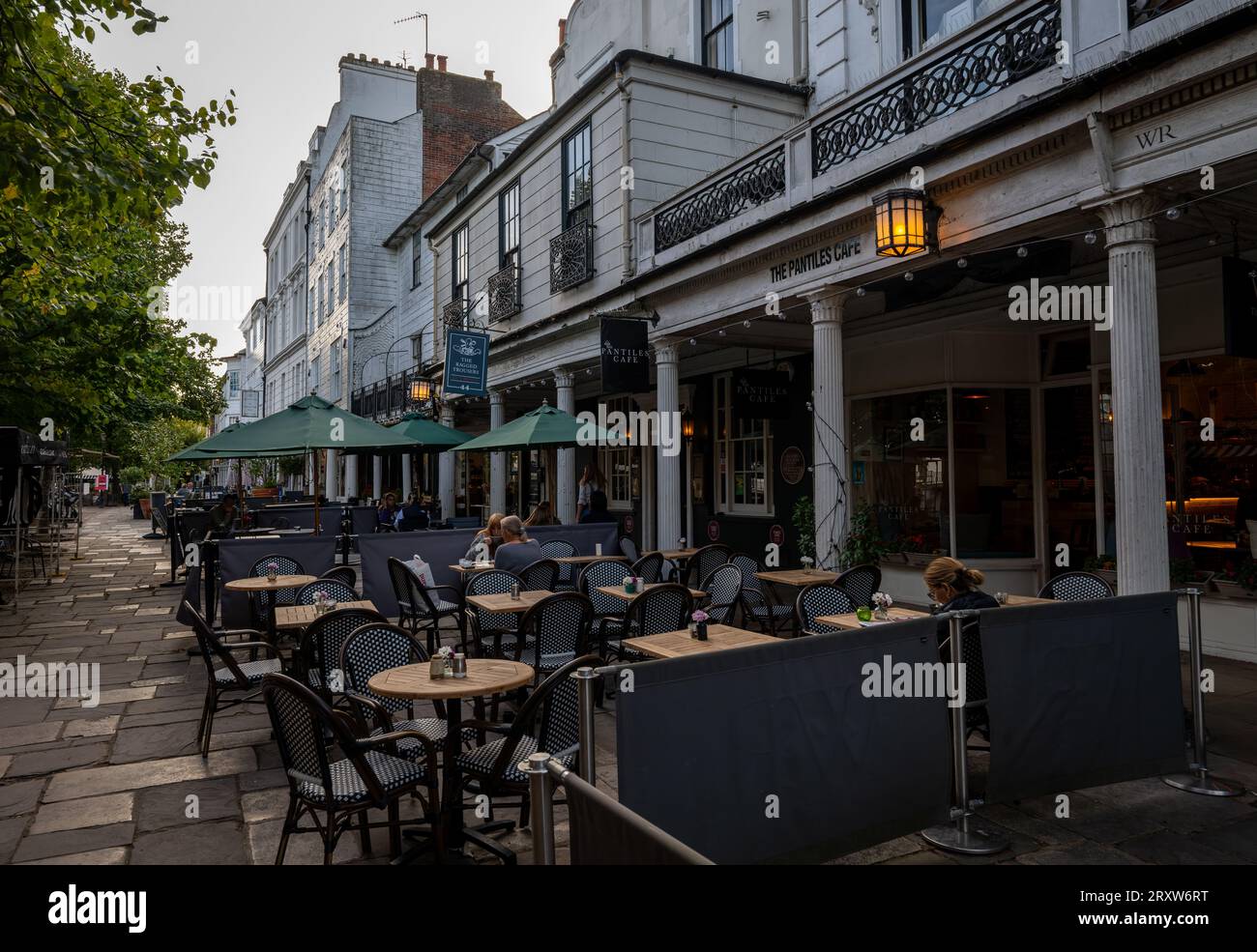 Tunbridge Wells, Kent, Regno Unito: The Pantiles, un colonnato georgiano a Royal Tunbridge Wells. Vista del Pantiles Cafe Foto Stock