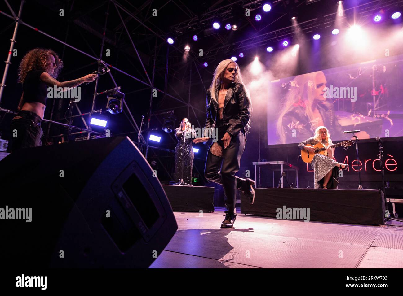 Barcellona, Spagna. 2023.09.24. Il flamenco Queer si esibisce sul palco durante la Mercè al Moll de la fuga il 24 settembre 2023 a Barcellona, Spagna. Foto Stock