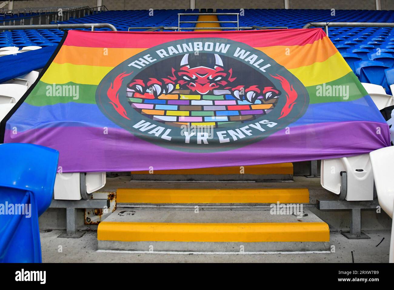 Cardiff, Galles. 26 settembre 2023. La bandiera del Rainbow Wall nello stadio prima della partita della UEFA Women's Nations League tra Galles e Danimarca al Cardiff City Stadium di Cardiff, Galles, Regno Unito, il 26 settembre 2023. Crediti: Duncan Thomas/Majestic Media. Foto Stock
