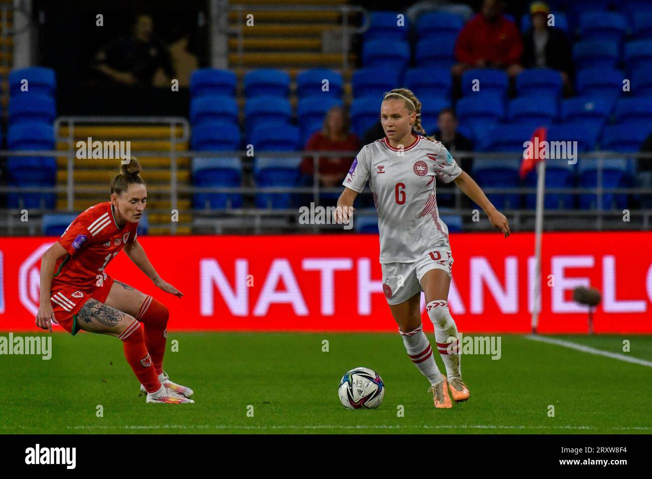 Cardiff, Galles. 26 settembre 2023. Josefine Hasbo della Danimarca sotto la pressione del Galles Rachel Rowe durante la partita della UEFA Women's Nations League tra Galles e Danimarca al Cardiff City Stadium di Cardiff, Galles, Regno Unito, il 26 settembre 2023. Crediti: Duncan Thomas/Majestic Media. Foto Stock