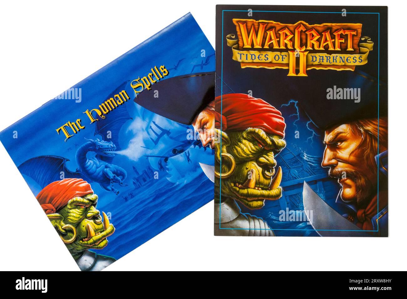Warcraft II Tides of Darkness, libro per computer in edizione deluxe e The Human Spells, ambientato su sfondo bianco Foto Stock