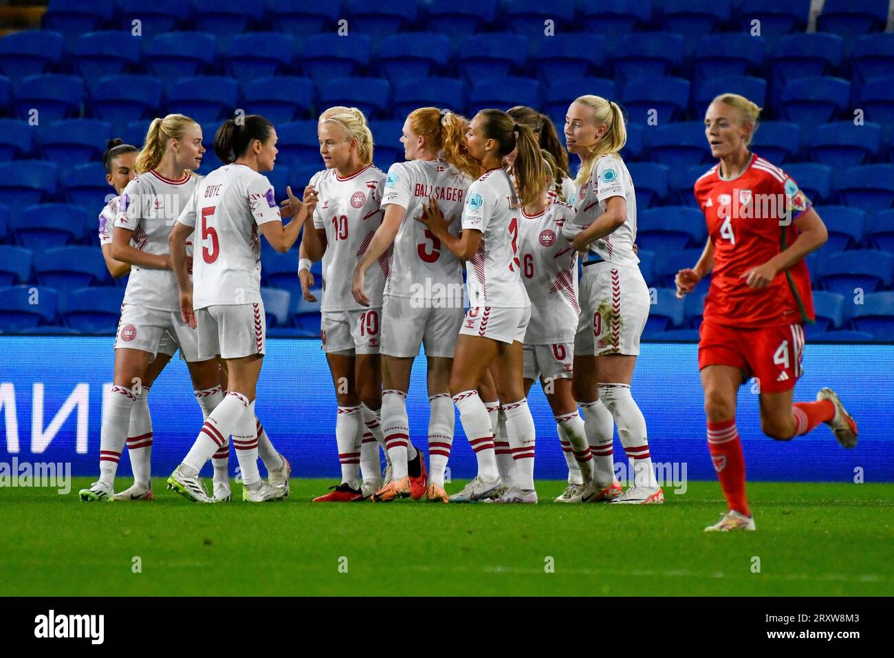 Cardiff, Galles. 26 settembre 2023. I giocatori danesi celebrano il loro gol di apertura durante la partita della UEFA Women's Nations League tra Galles e Danimarca al Cardiff City Stadium di Cardiff, Galles, Regno Unito, il 26 settembre 2023. Crediti: Duncan Thomas/Majestic Media. Foto Stock