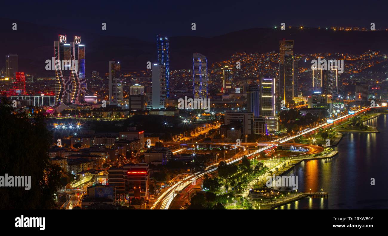 Vista della baia di Smirne in serata dall'alta collina di Bayrakli. Esposizione lunga, scarsa illuminazione. Foto Stock