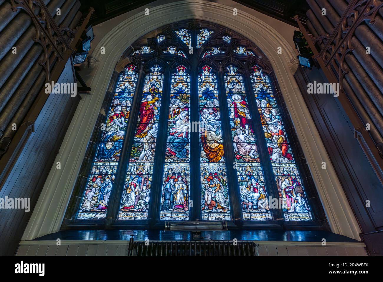 Dettaglio della vetrata colorata, storica South Leith Parish Church, Leith, Edimburgo, Scozia, Regno Unito Foto Stock