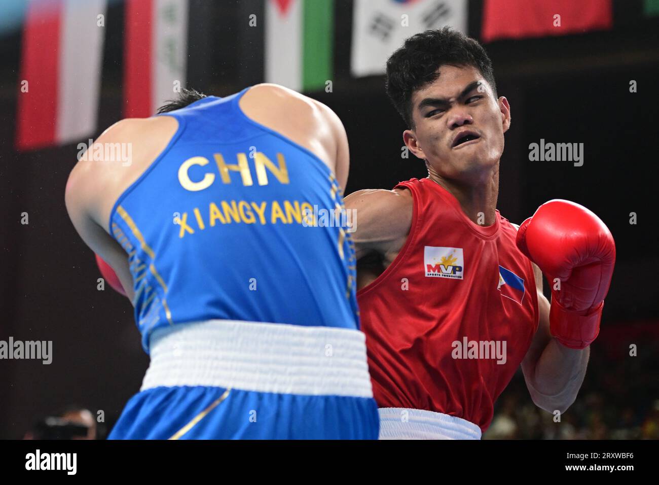 Mark Ashley Fajardo (R) delle Filippine e Xiangyang Wang della Cina (L) sono stati visti durante i diciannovesimi Giochi asiatici 57-63.5Kg round of 16 match tenutosi presso il ginnasio di Hangzhou. Wang è il vincitore al punto 5-0. (Foto di Luis Veniegra / SOPA Images/Sipa USA) Foto Stock