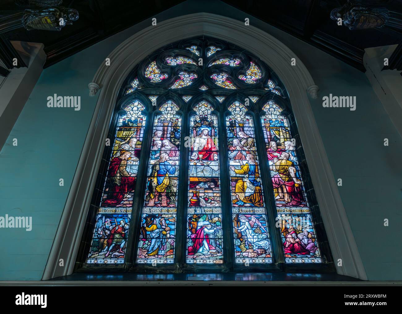 Dettaglio della vetrata colorata, storica South Leith Parish Church, Leith, Edimburgo, Scozia, Regno Unito Foto Stock