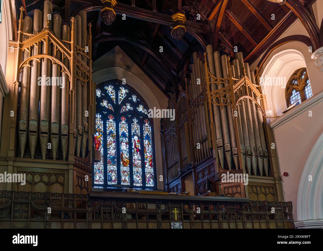 Organo e vetrate colorate, storica South Leith Parish Church, Leith, Edimburgo, Scozia, Regno Unito Foto Stock