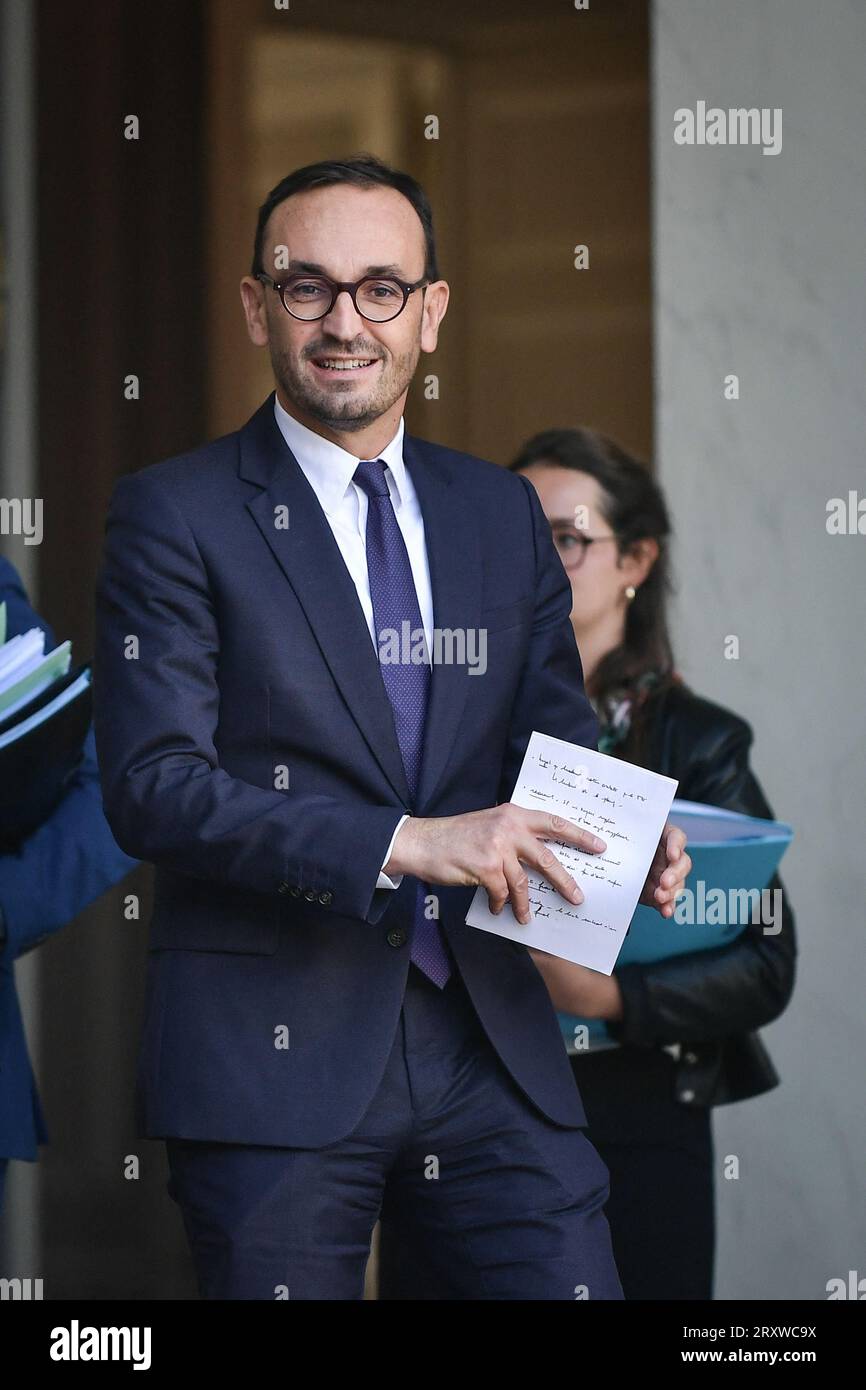 Il ministro junior per i conti pubblici Thomas Cazenave esce dal Palazzo Elysee alla fine del Consiglio dei ministri a Parigi, in Francia, il 27 settembre 2023. Foto di Firas Abdullah/ABACAPRESS.COM Foto Stock