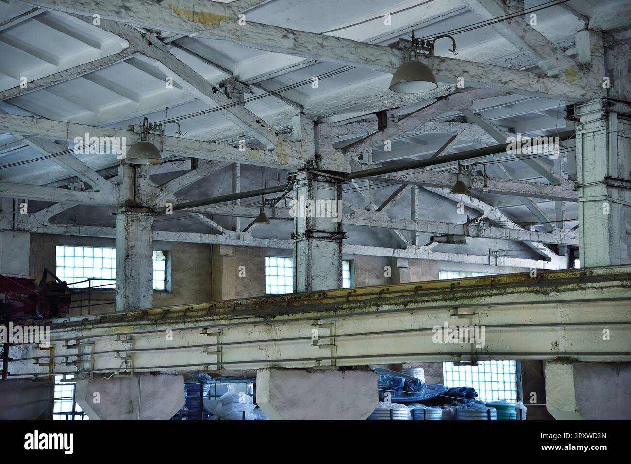 Vecchia fabbrica vuota distrutta e abbandonata. concetto industriale Foto Stock