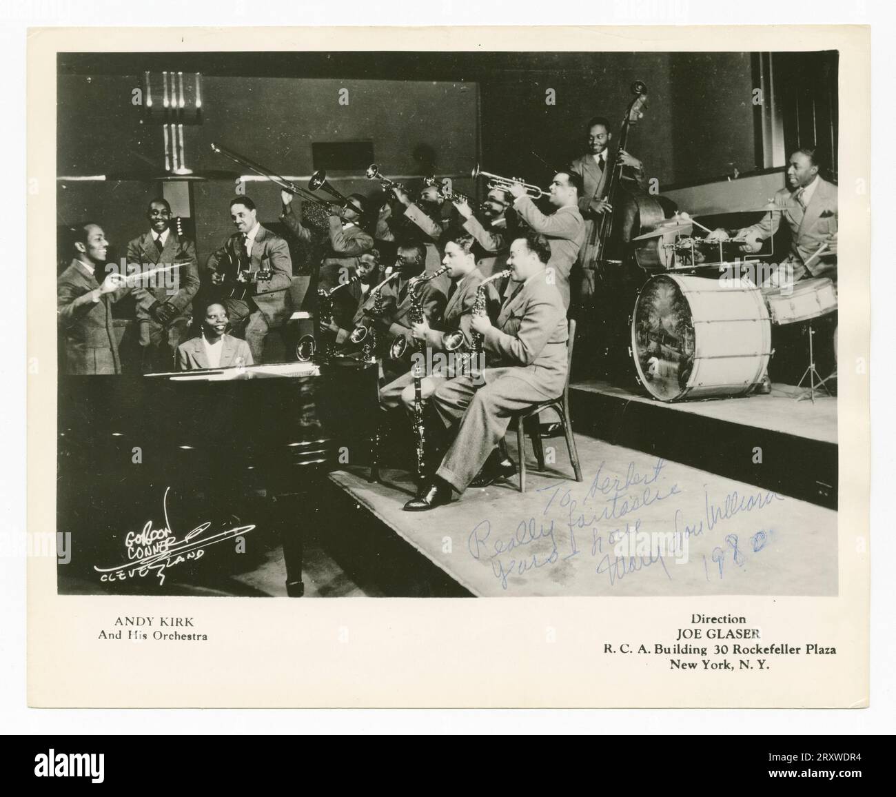Fotografia di Mary Lou Williams che suona il pianoforte Foto Stock